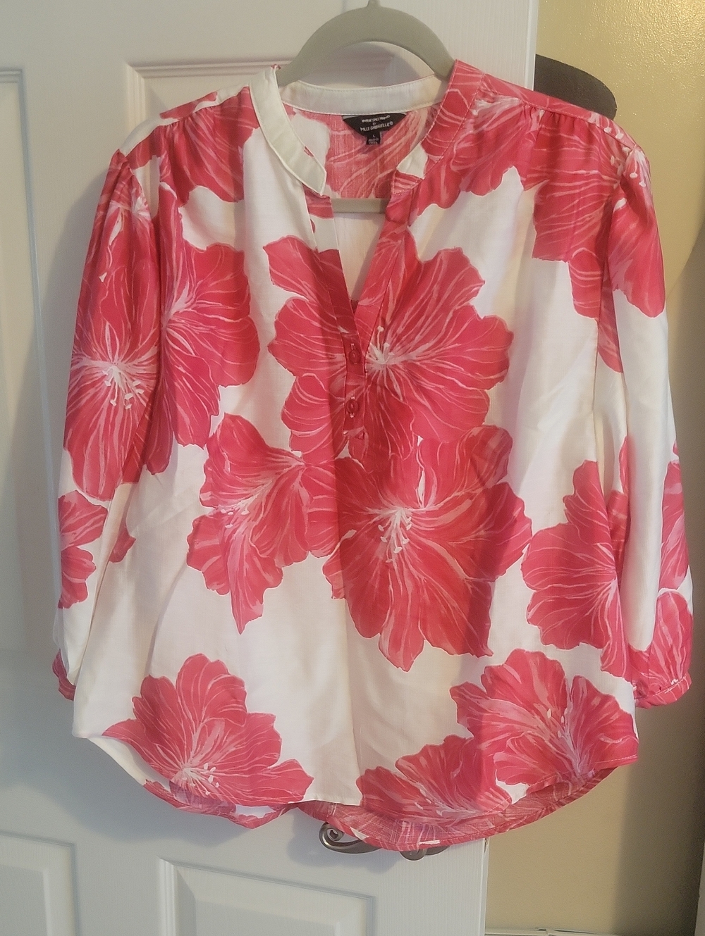 Mlle Gabrielle SzLg Pink and White Floral Split-Neck 1/4 button-down Blouse
